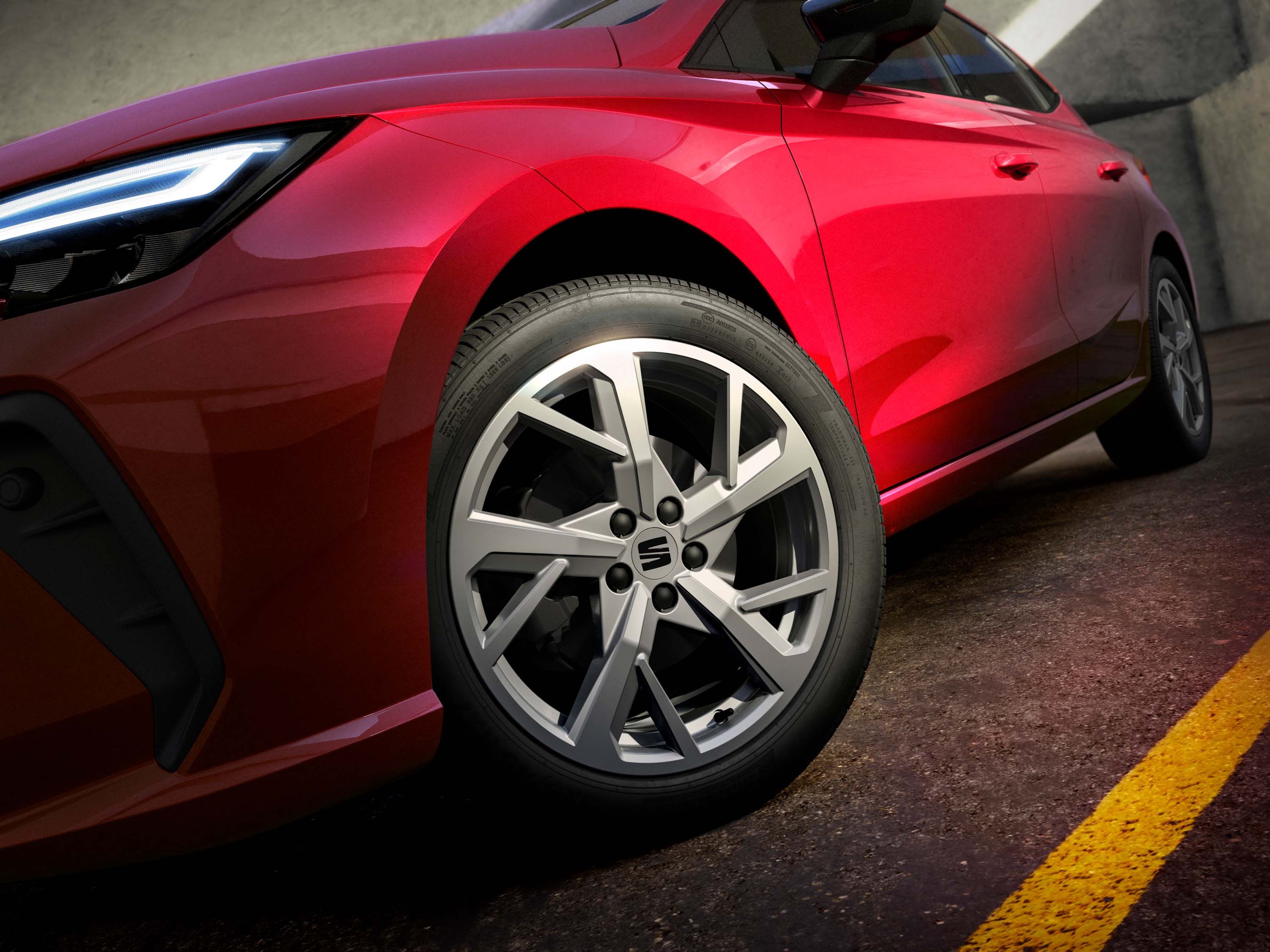 Detailní záběr na 17palcová kola z lehké slitiny SEAT Ibiza.