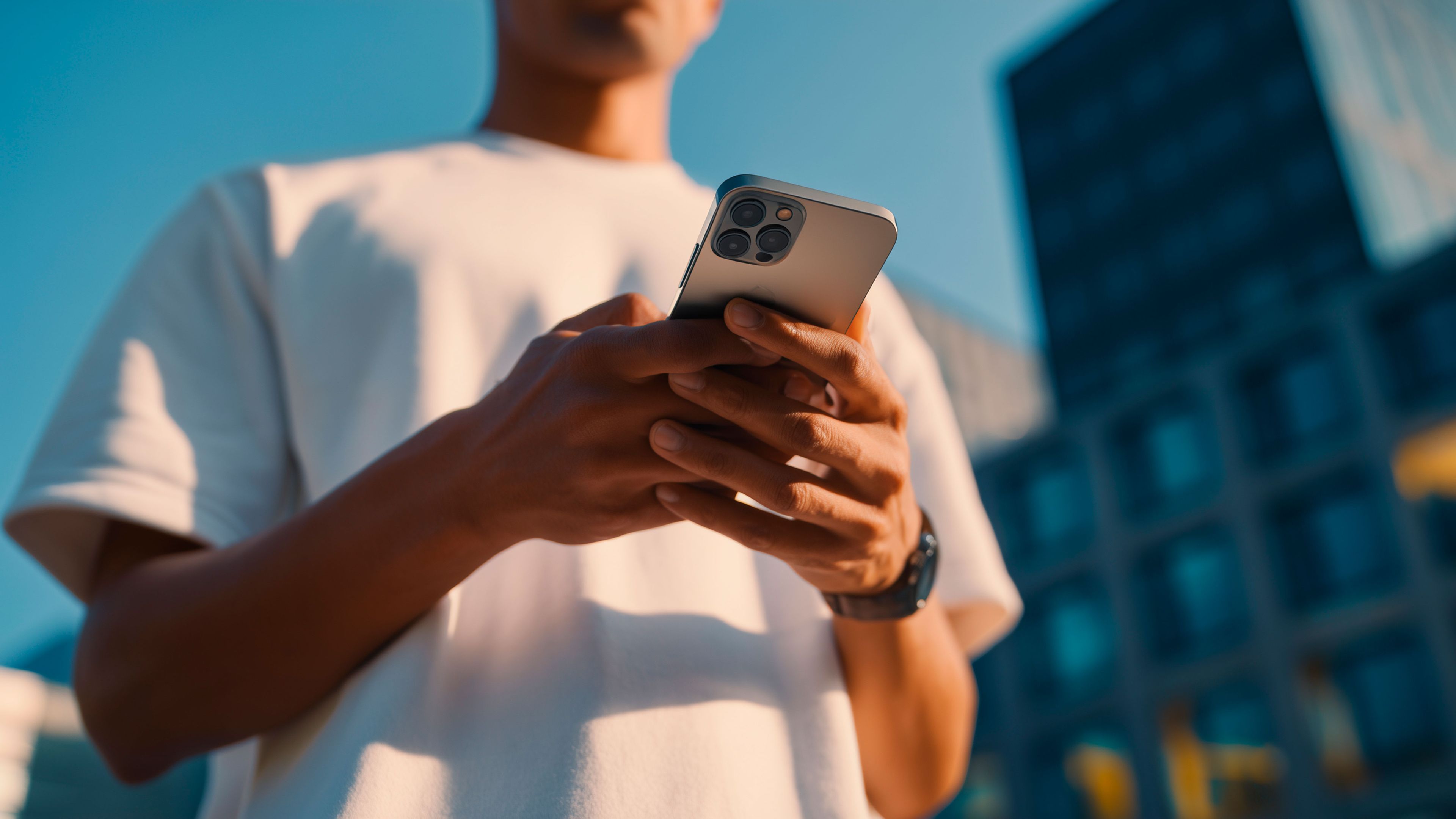 Osoba držící svůj chytrý telefon kontroluje systém připojení MySEAT.