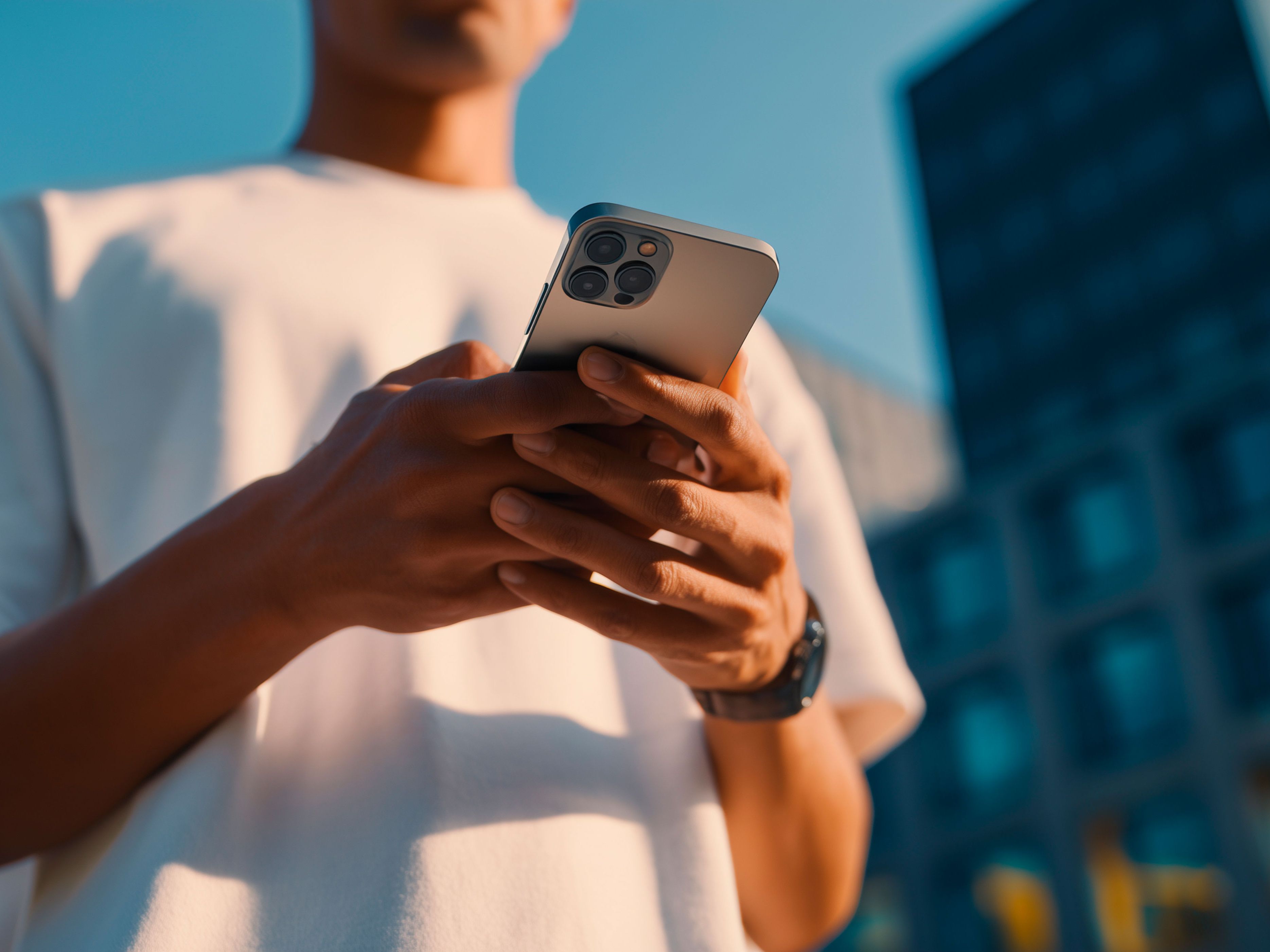 Osoba držící svůj chytrý telefon kontroluje systém připojení MySEAT.