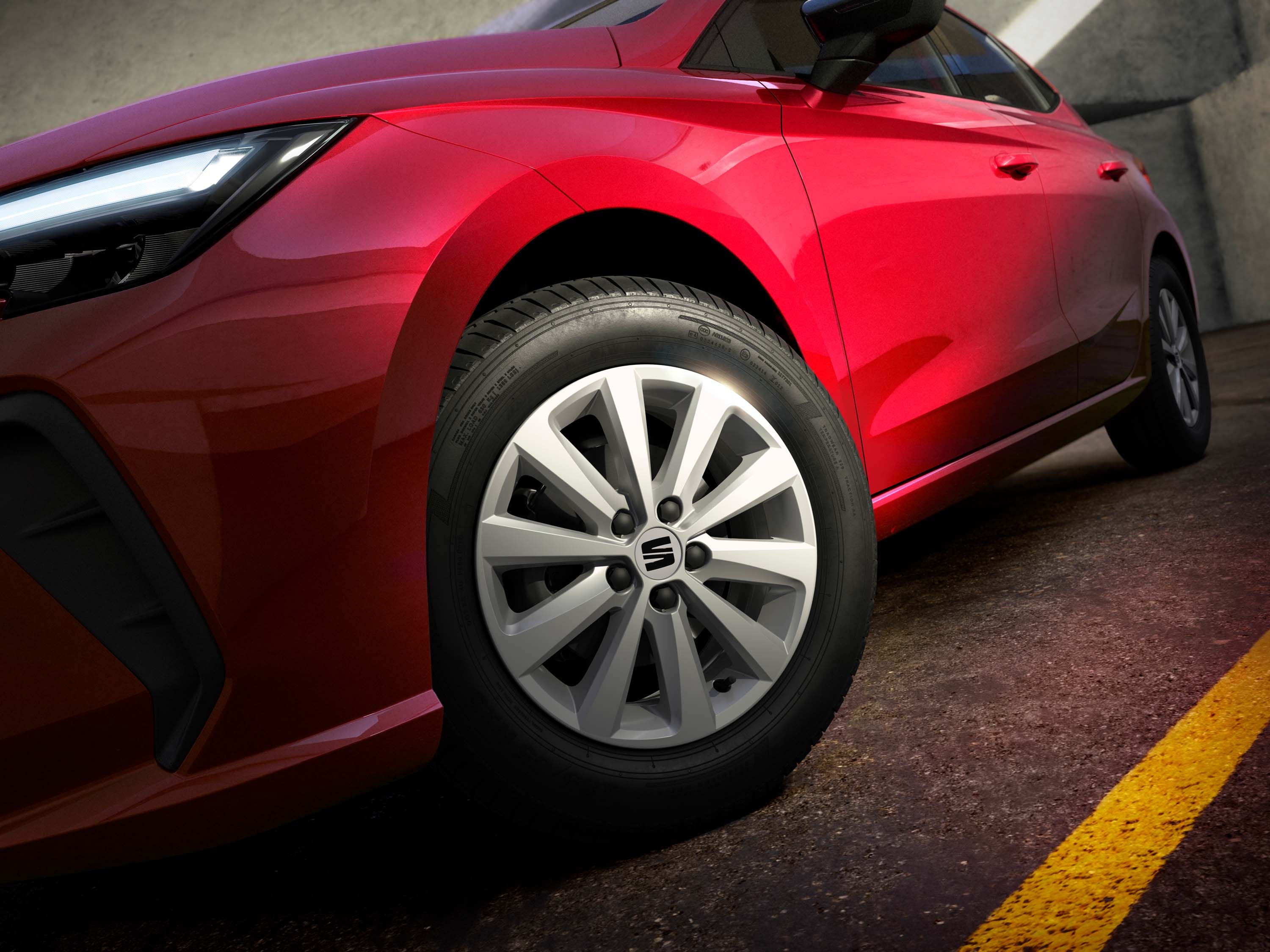 Detailní záběr na 15palcová kola z lehké slitiny SEAT Ibiza.