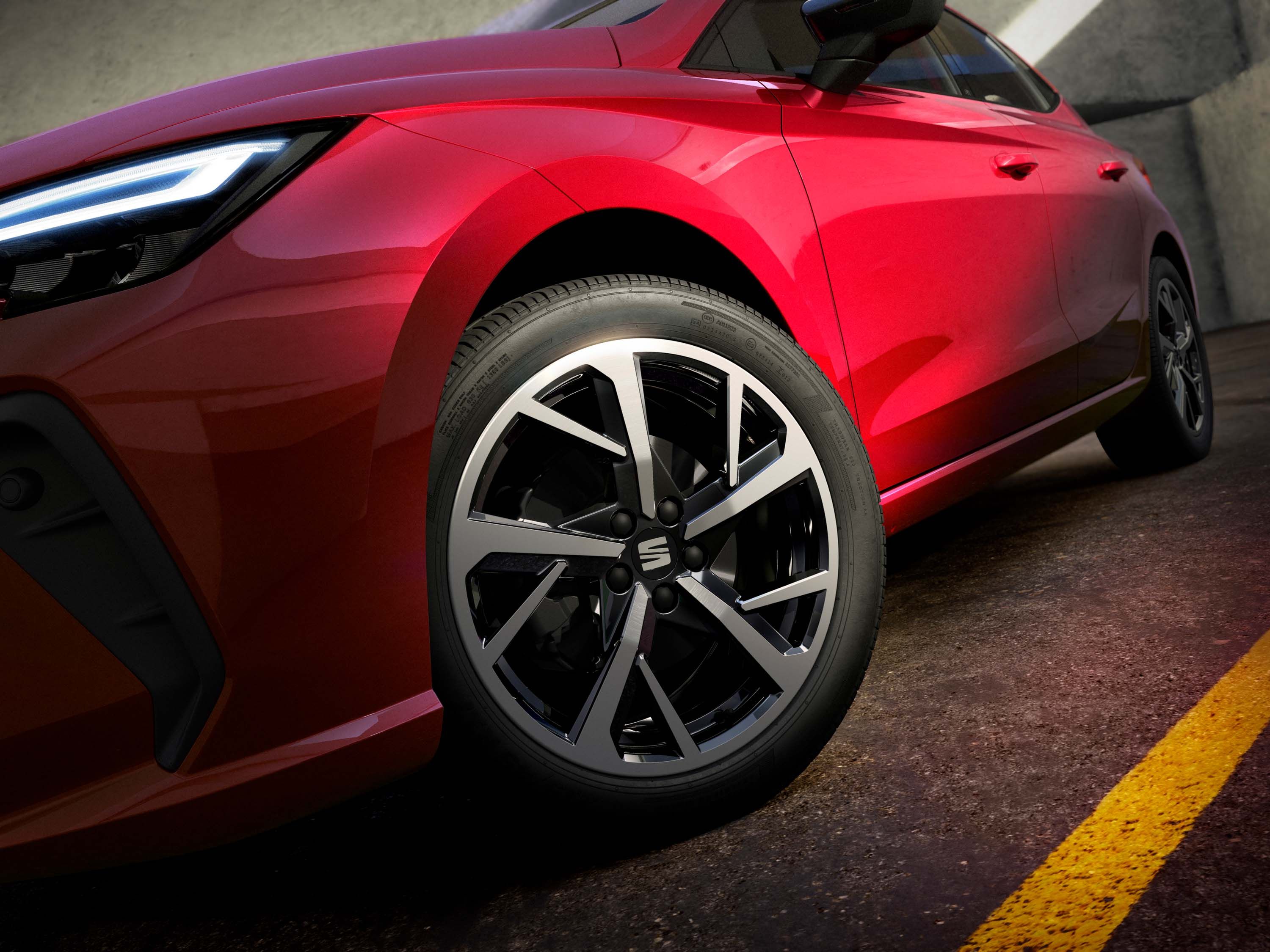 Detailní záběr na 17palcová kola z lehké slitiny SEAT Ibiza.