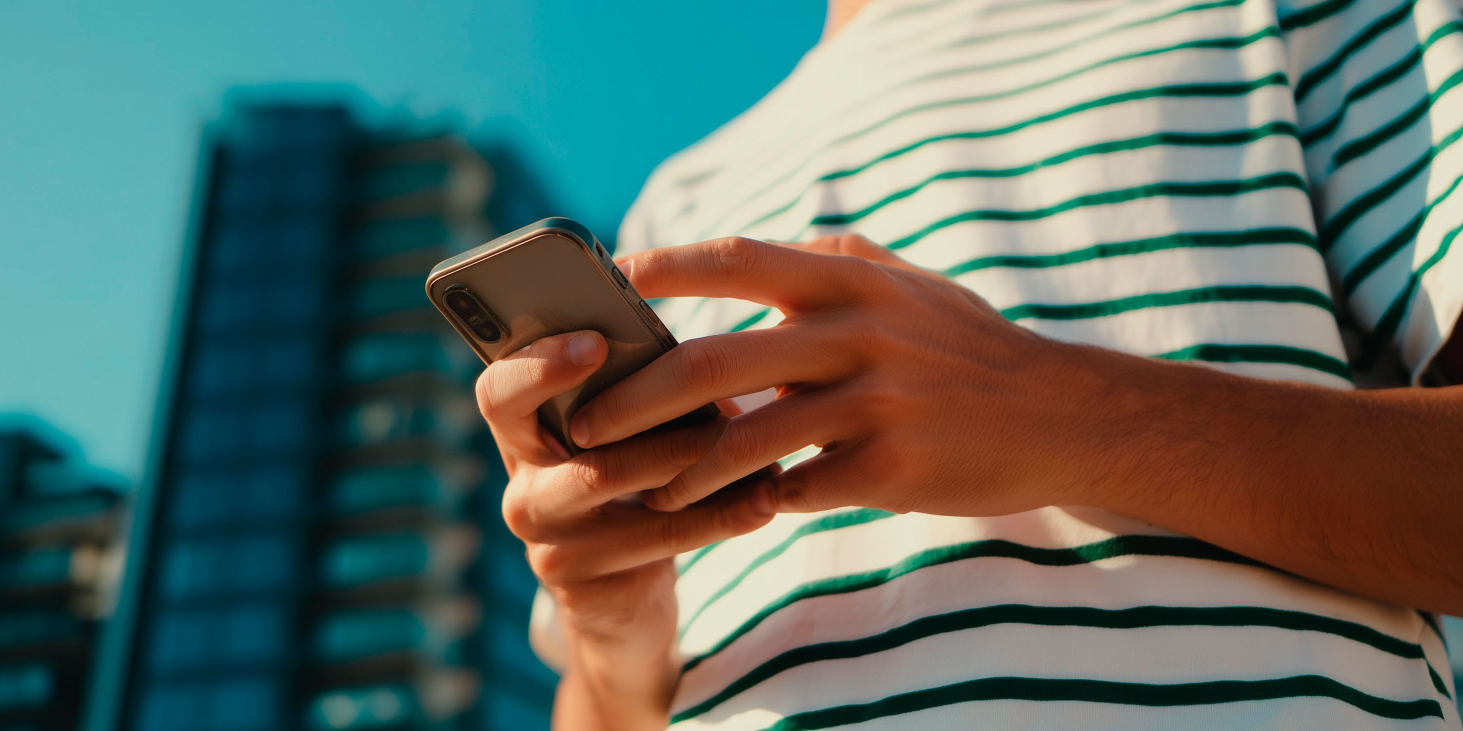 Person hält ihr Smartphone und nutzt die My SEAT App