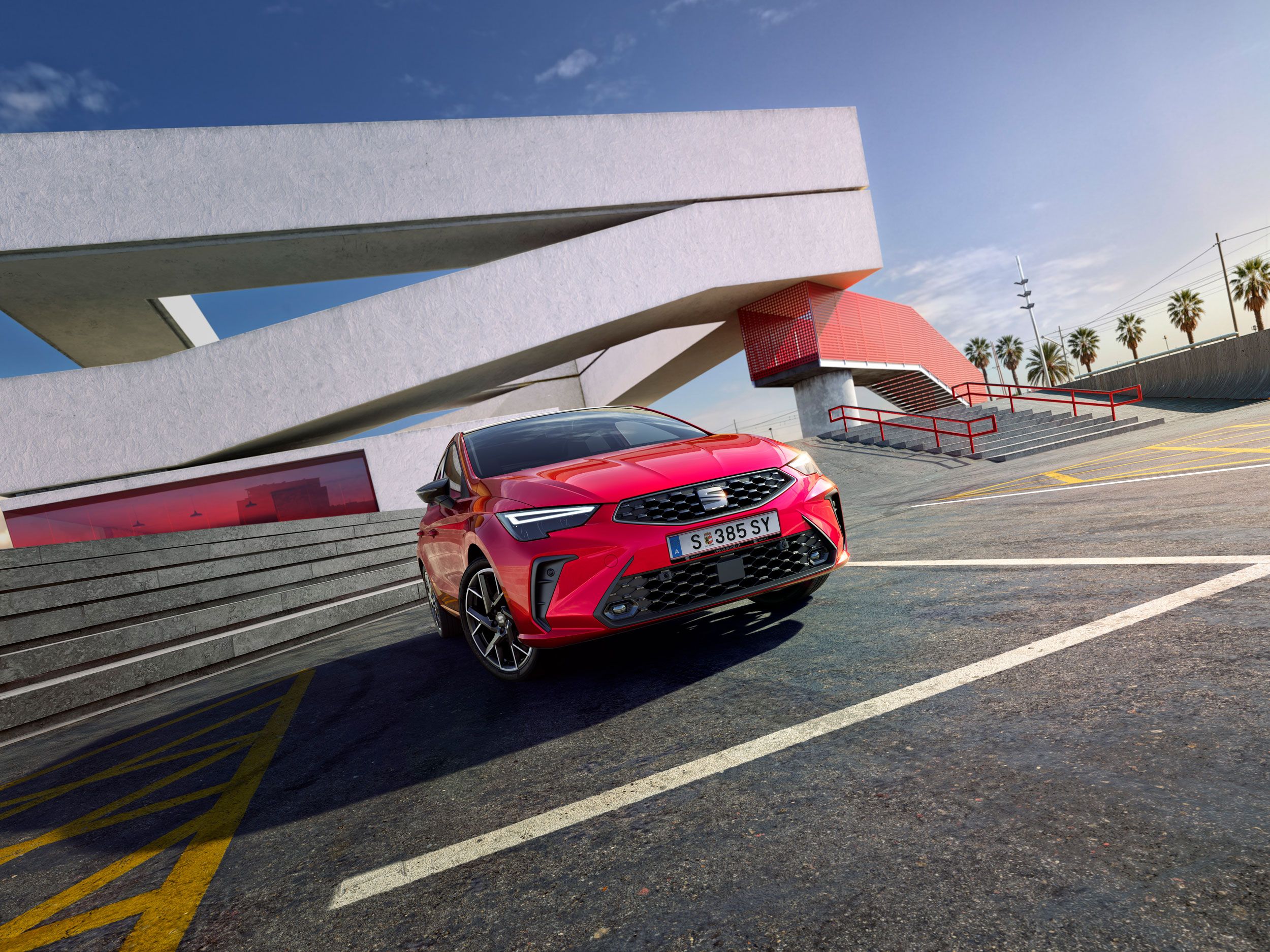  Pohled na SEAT Ibiza 2025 v červené barvě, zaparkovaný venku