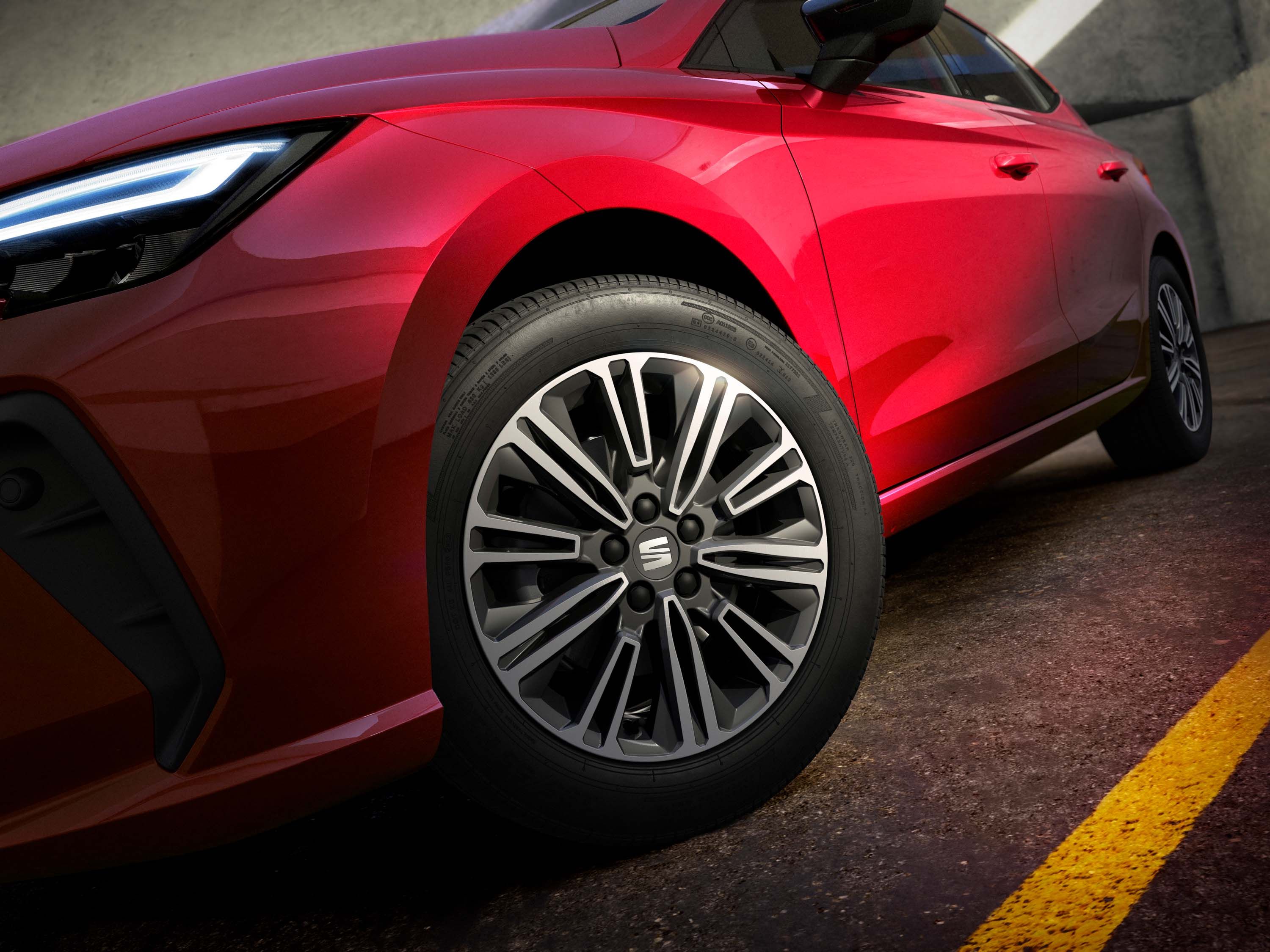 Detailní záběr na 16palcová kola z lehké slitiny SEAT Ibiza.