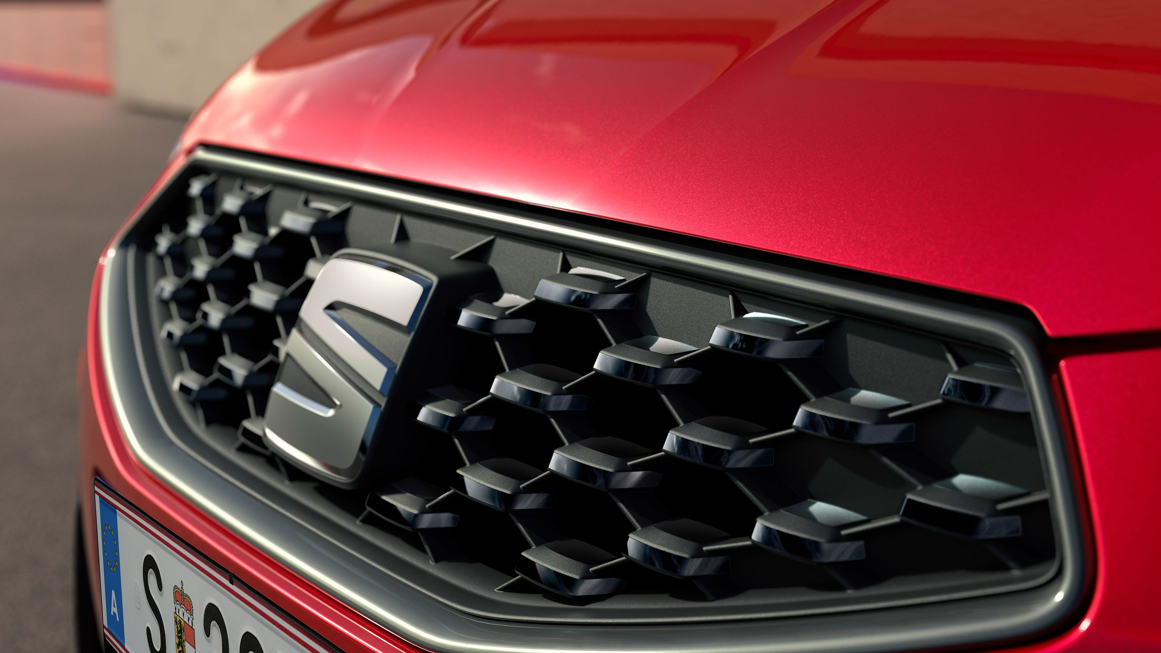 Přední maska chladiče modelu SEAT Ibiza zblízka s geometrickým designem. 