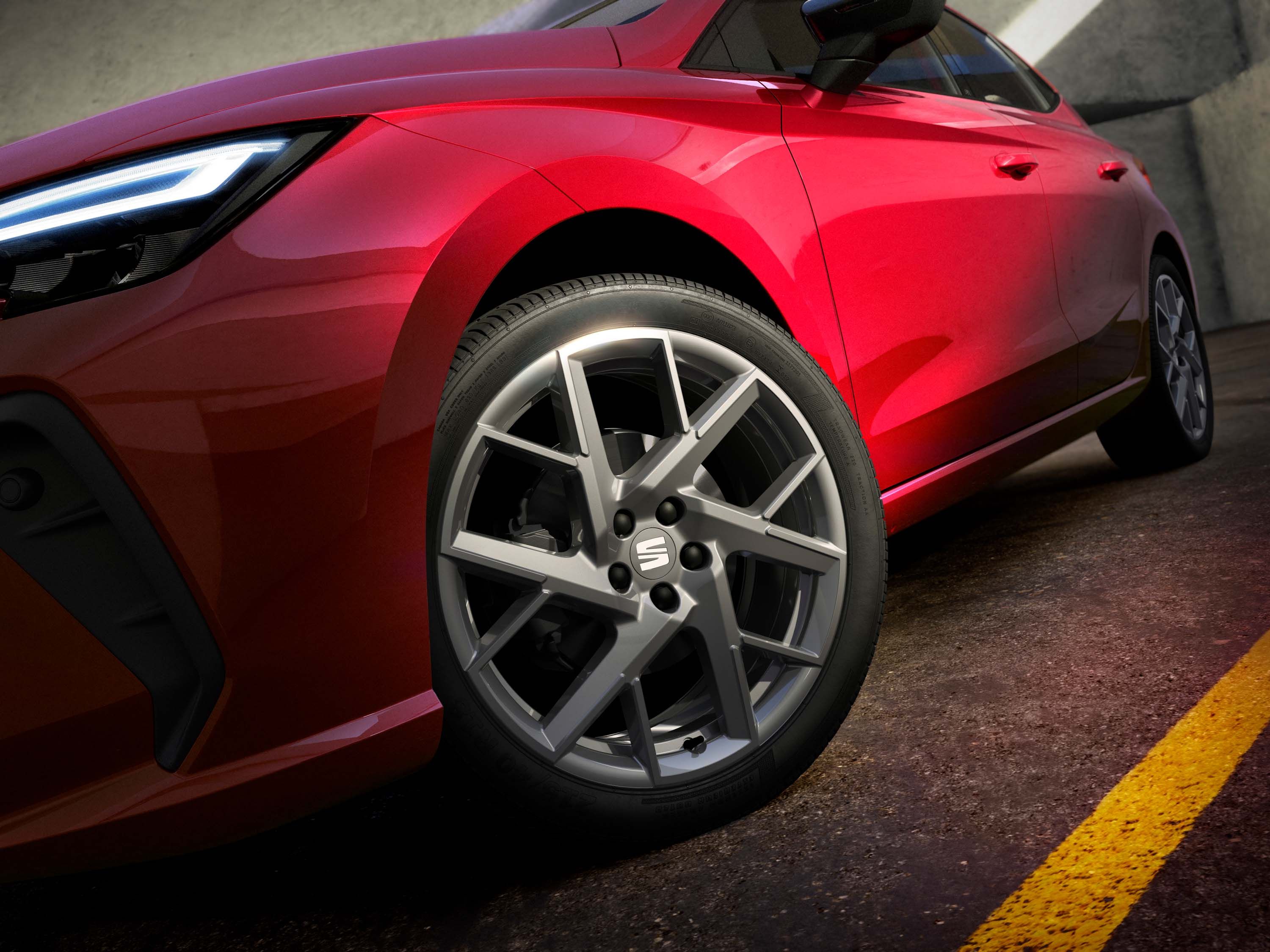 Detailní záběr na 18palcová  obráběná kola z lehké slitiny SEAT Ibiza.